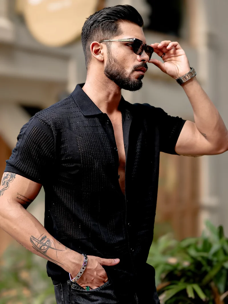 مانياك قميص رجالي أسود بأكمام ثلاثة أرباع ولفافات من القطن المحبوك المسطح